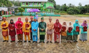 9 orang PNS Kanwil Kemenag Kabupaten Belitung photo bersama usai menerima Penghargaan Satya Lencana Karya Satya (ist)