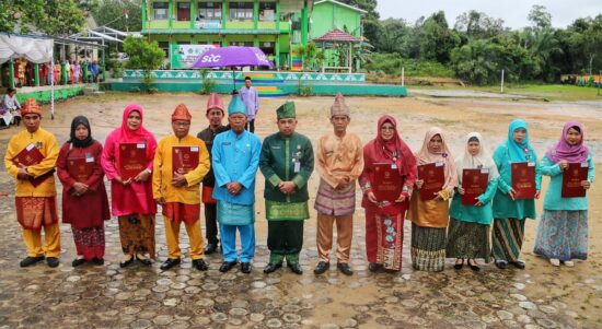 9 orang PNS Kanwil Kemenag Kabupaten Belitung photo bersama usai menerima Penghargaan Satya Lencana Karya Satya (ist)