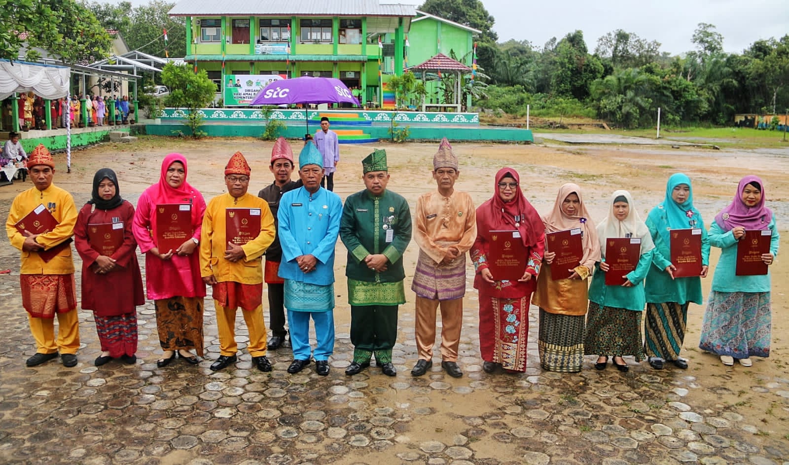 9 orang PNS Kanwil Kemenag Kabupaten Belitung photo bersama usai menerima Penghargaan Satya Lencana Karya Satya (ist)