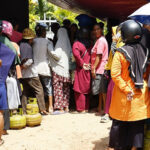 Warga sedang antri untuk mermbeli gas bersubsidi 3 Kg di salah satu pangkalan (foto Diskominfo Beltim)