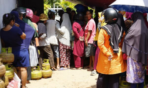 Warga sedang antri untuk mermbeli gas bersubsidi 3 Kg di salah satu pangkalan (foto Diskominfo Beltim)
