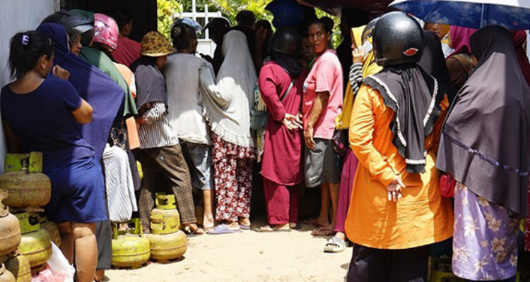 Warga sedang antri untuk mermbeli gas bersubsidi 3 Kg di salah satu pangkalan (foto Diskominfo Beltim)