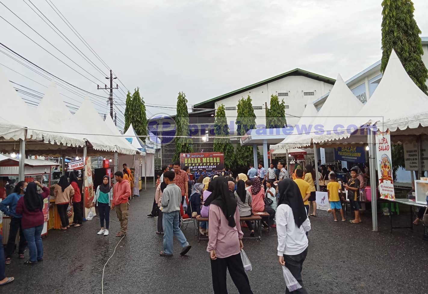 IMG 20240326 Warga Serbu Stand Bazar Murah Lanud Hanandjoeddin Masyarakat