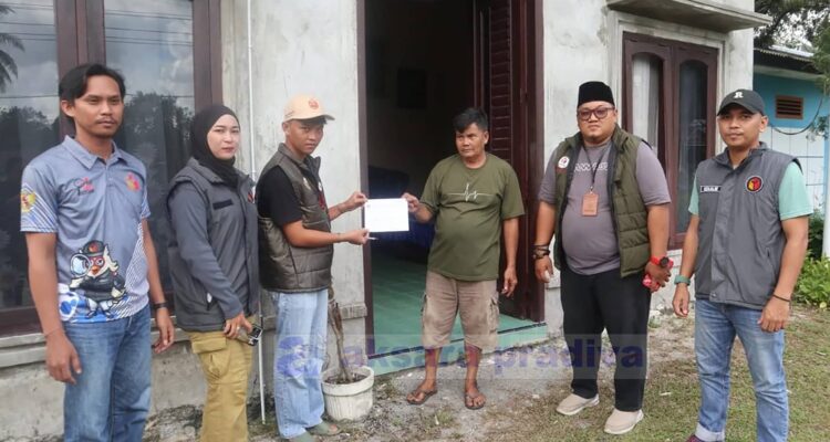 Ketua Bawaslu Belitung bersama Panwascam Sijuk saat monitoring pelaksanaan coklit oleh petugas Pantarlih Pilkada 2024 (foto: dok)